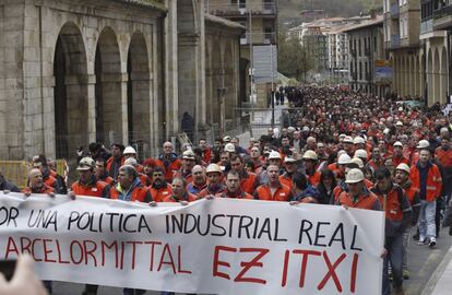 Manifestación por las calles de Zumarraga contra el cierre de Arcelor.