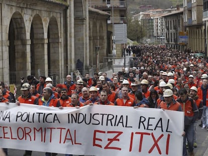 Manifestación por las calles de Zumarraga contra el cierre de Arcelor.