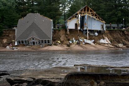 La temperatura de EEUU es hoy entre 0,8 y 1 grado centígrado mayor que en 1895 y el 80% de ese aumento tuvo lugar en los últimos 44 años, de acuerdo con el análisis. En la imagen, casas destrozadas en Wisconsin, 10 de junio de 2008.