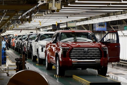 Vehículos salen de la cadena de montaje como productos acabados, en la planta de montaje de Toyota en San Antonio, Texas.