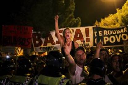 Manifestantes gritan consignas a las afueras del Palacio Belem durante la reunión del Consejo de Estado, el pasado 21 de septiembre, en Lisboa (Portugal) en la que se discute sobre la respuesta europea a la crisis de la zona euro y la situación de Portugal. EFE/Archivo