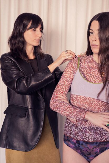 La diseñadora Laura Alcalde, con su amiga Patricia Ruiz del Portal, vestida de Interiors, en el estudio de Barcelona.