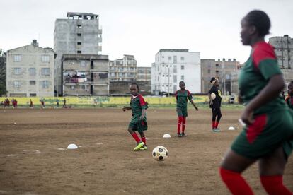 As jogadoras da equipe feminina sub-12 da Academia Acakoro fazem sua estreia no bairro de Kariobangi, em Nairóbi, em 22 de fevereiro de 2021. Depois de a seleção nacional de futebol feminino se classificar para a Copa Africana de Nações de 2016, cada vez mais meninas se motivam a jogar futebol e tentar seguir carreira profissional como atleta.