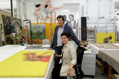 Maite Ortega, coordinadora de proyectos, y Jorge García Gómez-Tejedor, jefe del equipo, en el laboratorio de restauración y conservación del Reina Sofía, ante una obra de José Luis Alexanco. En el departamento trabajan una treintena de personas.