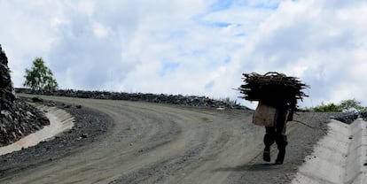 Un campesino camina por la nueva carretera rural que va de Chitomax a Pajales, en el municipio de Cubulco (Baja Verapaz, Guatemala).