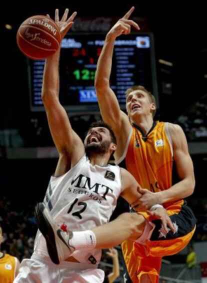 Mirotic intenta encestar ante la oposición de Mejeris