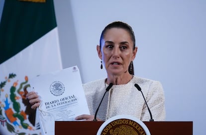 Claudia Sheinbaum sostiene el Diario Oficial de la Federación durante la 'Mañanera del Pueblo', este martes en Palacio Nacional.