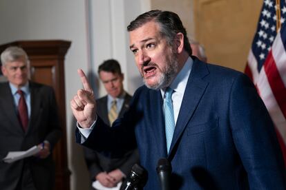 El senador republicano Ted Cruz habla en el Capitolio de EE UU