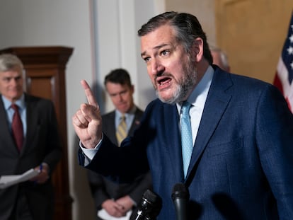 El senador republicano Ted Cruz habla en el Capitolio de EE UU.