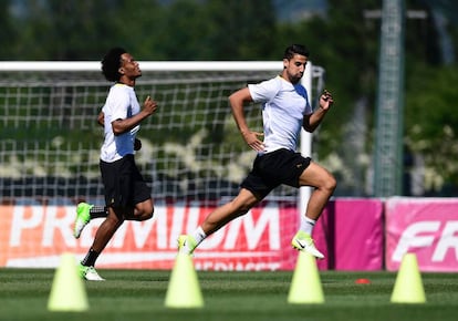 Juan Cuadrado y Sami Khedira durante el entrenamiento de la Juventus.