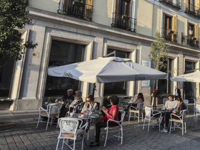 Terrazas en los alrededores del Palacio de Oriente.