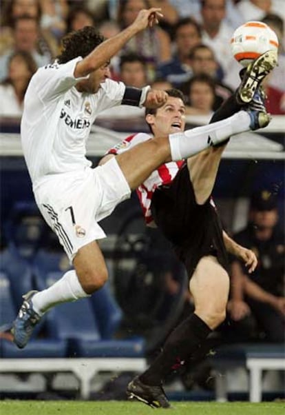 Raúl disputa un balón con Orbaiz en el Santiago Bernabéu.