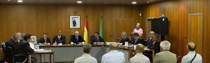 Los policías acusados de supuestos abusos contra inmigrantes, durante la sesión del juicio celebrada ayer en la Audiencia de Málaga.