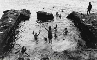Baño en el Malecón, 1994.