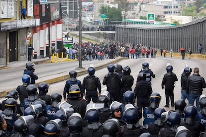 Unos 500 jóvenes con los rostros cubiertos bloquearon este jueves una de las avenidas clave para ingresar al Aeropuerto Internacional de Ciudad de México, en el inicio de una larga jornada de protestas a nivel nacional en solidaridad con los 43 estudiantes desaparecidos hace casi dos meses.