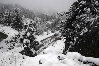 Una masa de aire polar ha ocasionado un descenso de las temperaturas en la Península y en Baleares, de manera más notable en áreas de la mitad este peninsular y con heladas débiles en zonas de montaña de la mitad norte peninsular, recrudeciéndose en Pirineos. En la imágen, un vehículo circula por la N-137 en una jornada en la que la nieve ha cubierto las montañas del pirineo navarro.