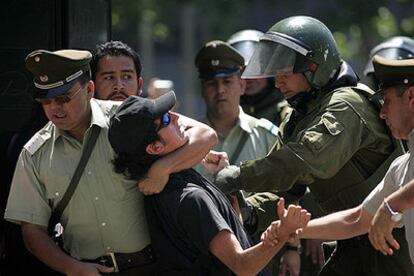 La policía detiene a un manifestante durante una protesta estudiantil contra la cumbre de la APEC ayer en Santiago.