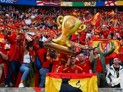 Aficionados de la selección española celebran el triunfo ante Croacia en su partido del grupo B de la Eurocopa 2024, este sábado en el Estadio Olímpico de Berlín, Alemania.