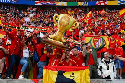 Aficionados de la selección española celebran el triunfo ante Croacia en su partido del grupo B de la Eurocopa 2024, este sábado en el Estadio Olímpico de Berlín, Alemania.