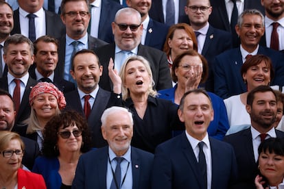 La diputada francesa del partido de extrema derecha Rassemblement National, Marine Le Pen (en el centro), en una foto de familia en la Asamblea Nacional en París el pasado día 10 de este mes.