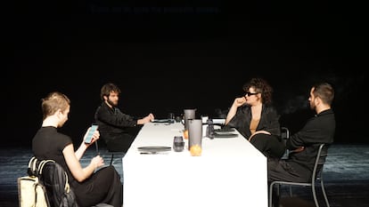 De izquierda a derecha, Nataliya Andru, Andrés Picazo, Marina Herranz y Fran Vélez, en una escena de 'Murmullo'.