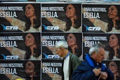 Carteles de Cristina Fern&aacute;ndez de Kirchner en Sarand&iacute;. 