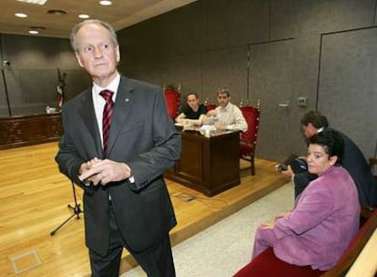 Juan María Atutxa (de pie),   Kontxi Bilbao y Gorka Knörr (en el banquillo de los acusados), en la vista celebrada en octubre de 2005.