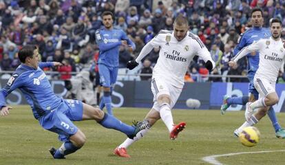 Benzema chuta a puerta ante Lago.