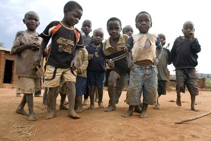 Niños de Malawi juegan en la playa.