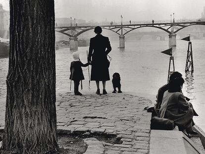 Vista (1953) del célebre puente de las Artes, que comunica las riberas del Sena. 