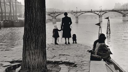 Vista (1953) del célebre puente de las Artes, que comunica las riberas del Sena. 