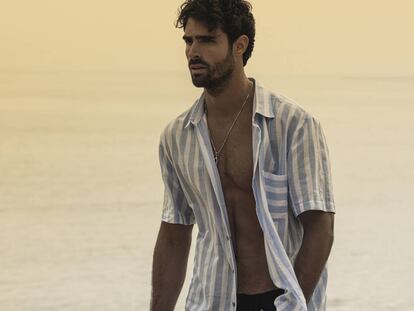 El modelo Juan Betancourt, uno de los hombres más requeridos por la industria de la moda, posa con una de sus creaciones para la firma Nakaru.