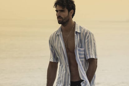 El modelo Juan Betancourt, uno de los hombres más requeridos por la industria de la moda, posa con una de sus creaciones para la firma Nakaru.