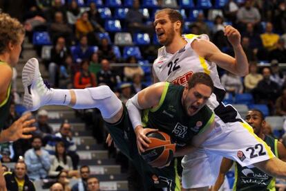 Stimac gana un rebote ante Luka Zoric