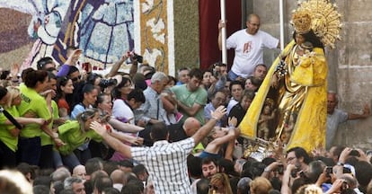Fervor y tradición se mezclaron un año más en el traslado de la Virgen de los Desamparados.