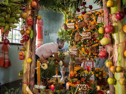 Una ofrenda dedicada a familiares en el municipio de Juchitán, Oaxaca.