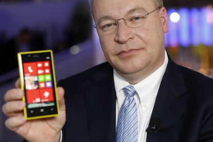 Stephen Elop, consejero delegado de Nokia, posa con el teléfono inteligente de la casa: Lumia.