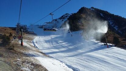 Máquinas de nieve artificial en una pista de Baqueira Beret esta semana.