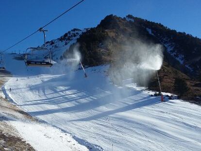 Máquinas de nieve artificial en una pista de Baqueira Beret esta semana.