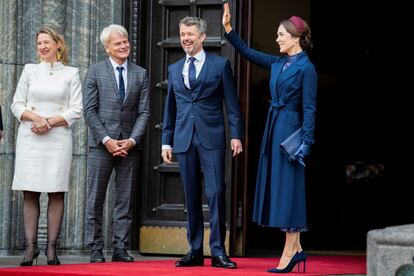 Federico de Dinamarca y su esposa, la princesa Mary, saludan a su llegada al Ayuntamiento de la capital danesa este sábado.