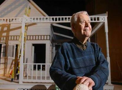 Horton Foote en el escenario de una de sus obras, en 2004.