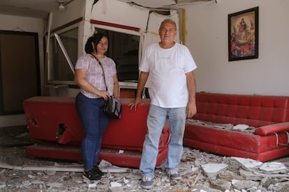 Sandra Flor y Miguel Rodríguez en su hotel, afectado por el ataque, el 22 de agosto.