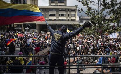 Un vigilante de seguridad privada durante el Paro Nacional en Bogotá.