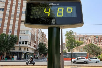 Un termómetro marca 48 grados el lunes 18 en Murcia. 