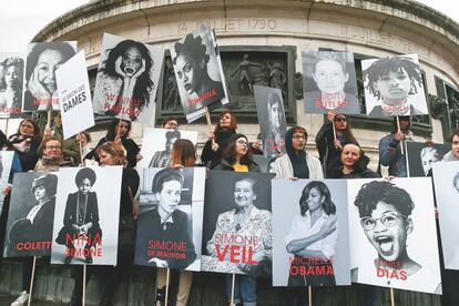 Pancartas de la marcha del 8 de marzo en la plaza de la República de París.