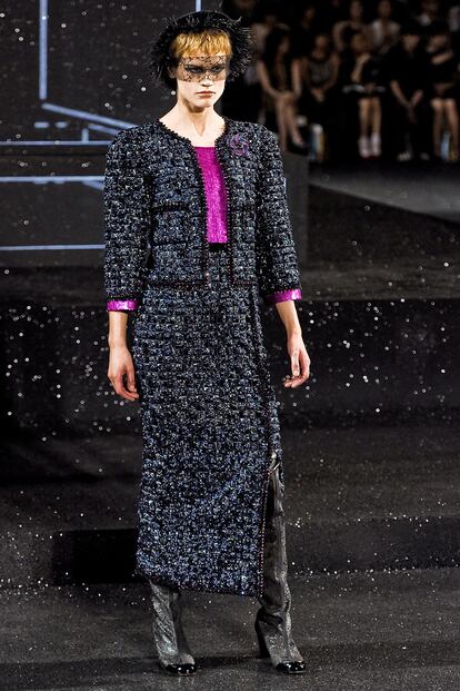 Carolina de Mónaco, fiel a Chanel, escogía este traje de chaqueta con falda de difícil largo perteneciente a la colección de Alta Costura otoño-invierno 2011/12.