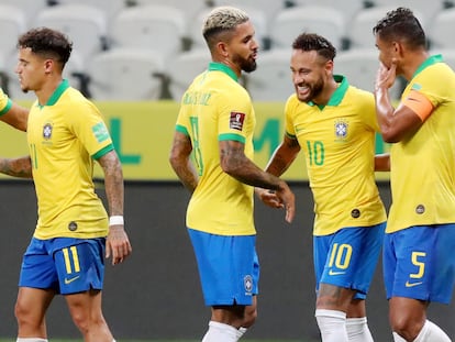 Los jugadores de la selección de Brasil celebran un gol.