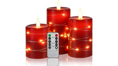 Este set de tres velas rojas con luces LED y mando a distancia darán un toque festivo a cualquier espacio de la casa.