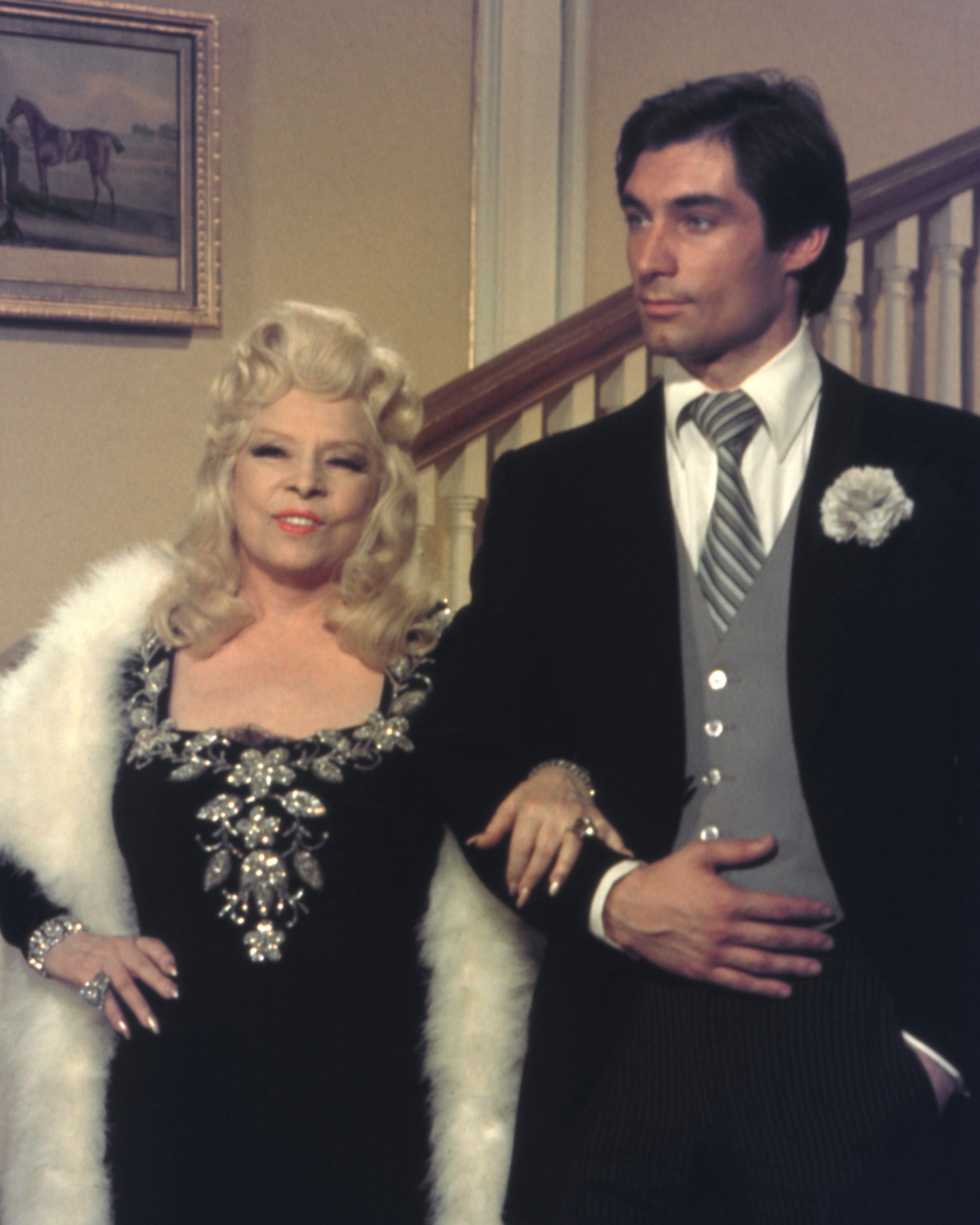 Mae West y Timothy Dalton en 'Seis maridos para Marlo' (1979).