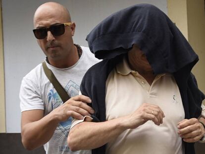 La Policía detiene al padre del diputado Álvaro Gijón.